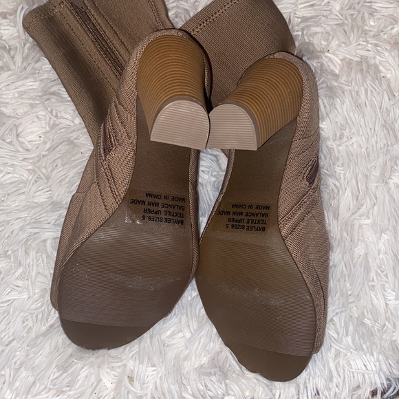 Forever 21 Green Heels - Picture 2 of 7